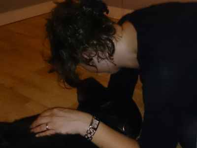 knuffelhomoon oxytocine -knuffelhormoon - mens en hond knuffelen